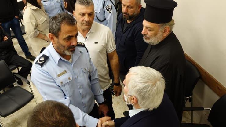 אביו של השוטר יוסי קירמה שנרצח בפיגוע בירושלים בביקור אצל משפחת השוטר אמיר חורי שנרצח בפיגוע בבני ברק