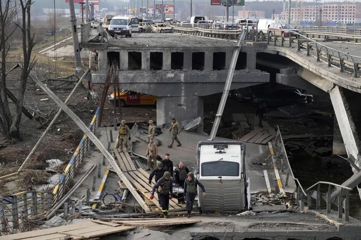 כוחות אוקראיינים סוחבים גופת אזרח בהריסות גשר באירפין