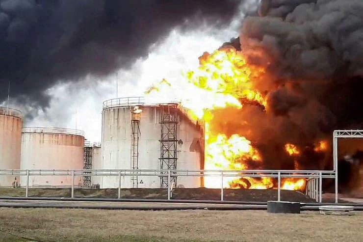 מחסן נפט עולה באש בבלגורוד ברוסיה
