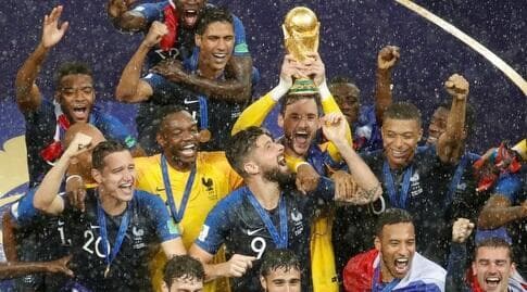 שחקני נבחרת צרפת מניפים את גביע העולם. ישחזרו?