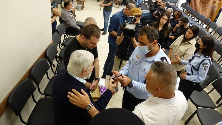 אביו של השוטר יוסי קירמה שנרצח בפיגוע בירושלים בביקור אצל משפחת השוטר אמיר חורי שנרצח בפיגוע בבני ברק