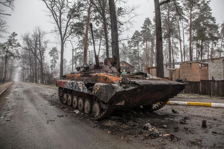 בוצ'ה  אוקראינה הרס הריסות רכבים ב צידי הכביש משבר מלחמה רוסיה אוקראינה 