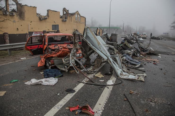 בוצ'ה  אוקראינה הרס הריסות רכבים ב צידי הכביש משבר מלחמה רוסיה אוקראינה 