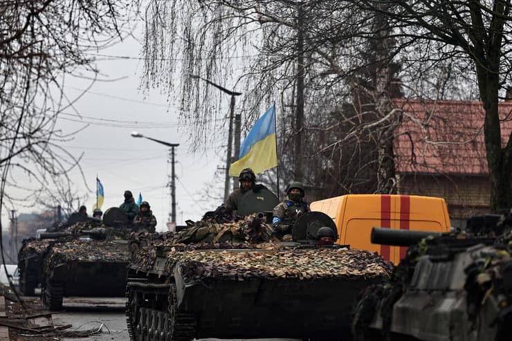 חיילים ב צבא אוקראינה בעיירה בוצ'ה אזור קייב שוחררה מכיבוש רוסי