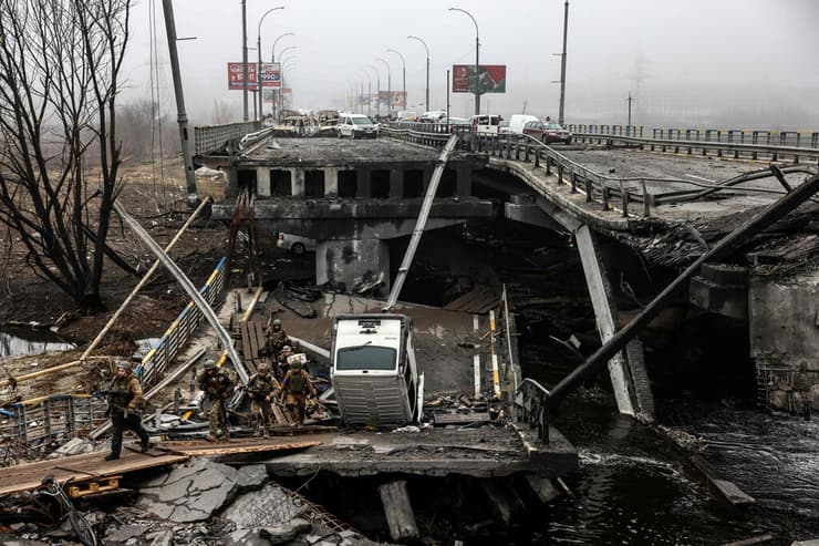 גשר הרוס ב כניסה ל אירפין אזור קייב אוקראינה