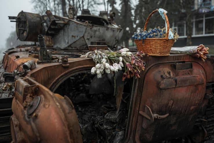 פרחים על משוריין אוקראיני שרוף ליד קייב