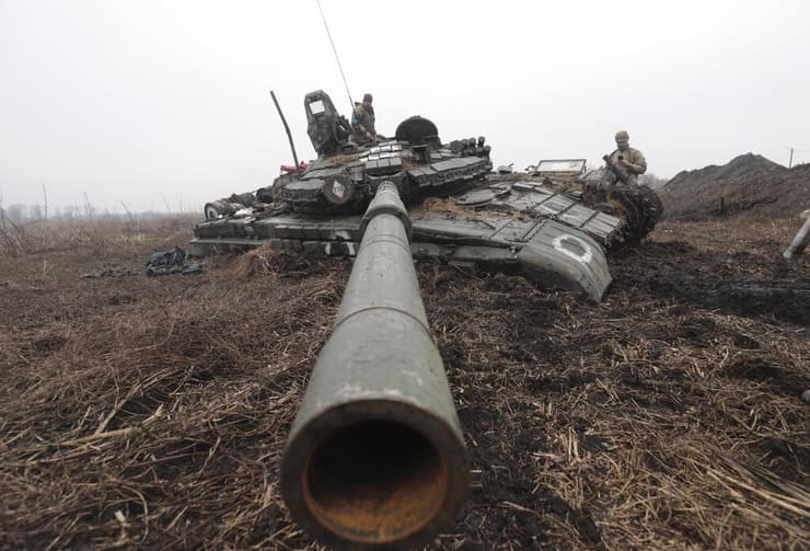 חיילים אוקראינים עם טנק רוסי שנתפס ליד קייב