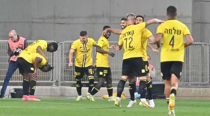 שחקני מכבי נתניה חוגגים (ראובן שוורץ) שחקני מכבי נתניה חוגגים