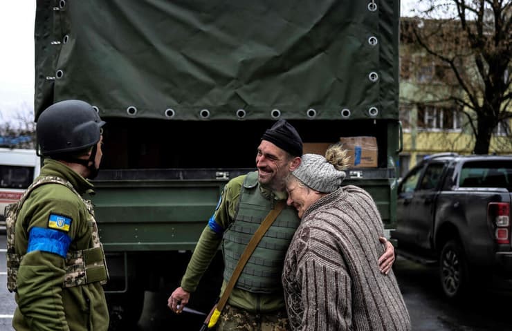חיילים ב צבא אוקראינה בעיירה בוצ'ה אזור קייב שוחררה מכיבוש רוסי