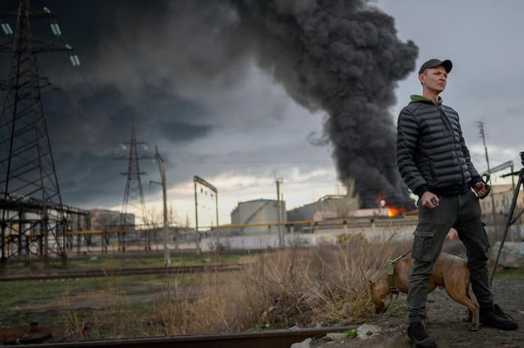 עשן מיתמר אחרי מתקפה של צבא רוסיה אודסה אוקראינה