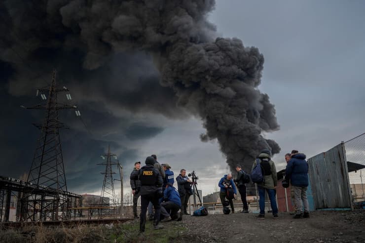 עשן מיתמר אחרי מתקפה של צבא רוסיה אודסה אוקראינה
