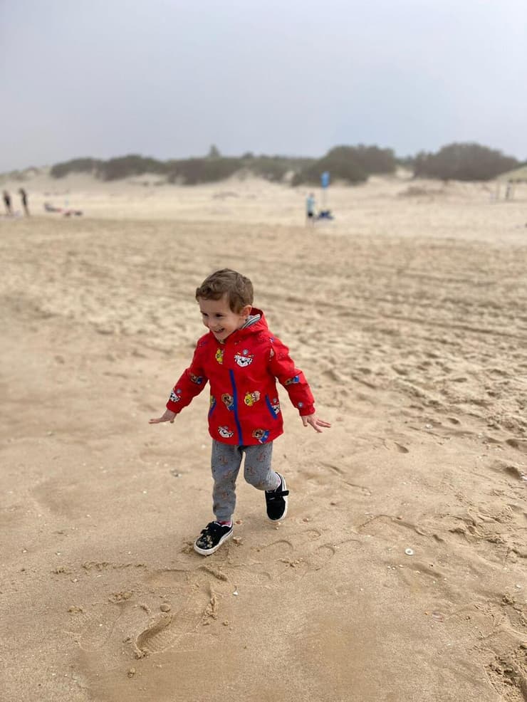 מקייב לחוף הים באשדוד. הילד מארק רץ על החול