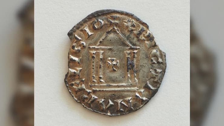 גב מטבע הכסף הנדיר עם מבנה המשלב מקדש רומי וכנסייה