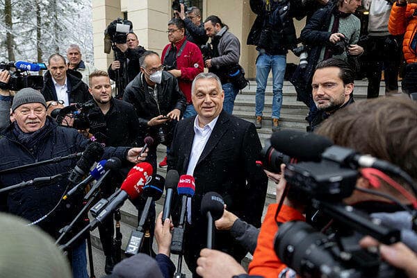 ראש ממשלת הונגריה ויקטור אורבן ביציאה מקלפי ב בודפשט בחירות