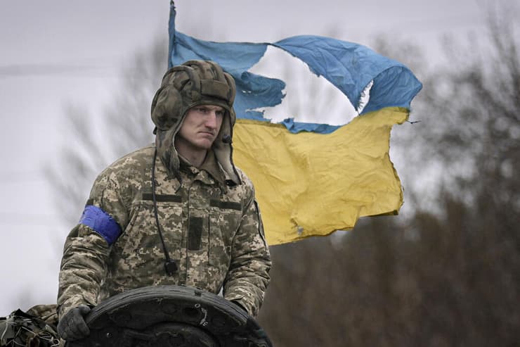 חיל אוקראיני על טנק עם דגל אוקראינה ליד קייב