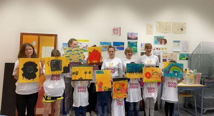 יום מעשים טובים בלוקסנברג: ילדים הכינו תמונות עבור פליטים אוקראינים