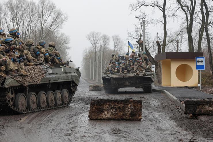 צ'רניהיב אוקראינה חיילים אוקראינים על משוריין