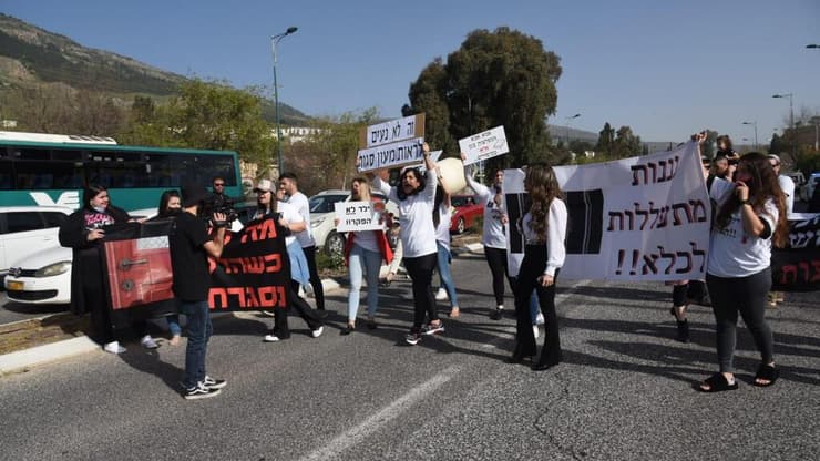 מחאת ההורים בקריית שמונה, הבוקר (צילום: אביהו שפירא) הפגנת הורי ילדי הגן בהארכת המעצר של צוות הגן החשודות בהתעללות