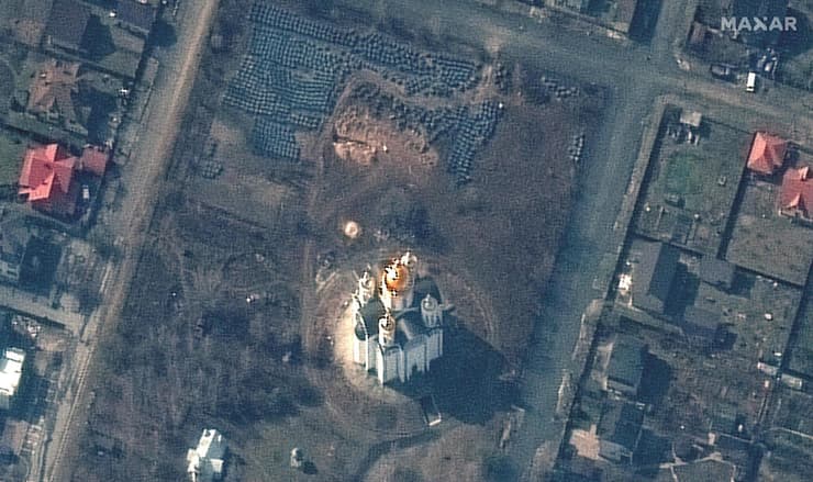 צילום לוויין של קבר אחים שנחפר ליד כנסייה בעיירה בוצ'ה בפרברי קייב אוקראינה מלחמה עם רוסיה
