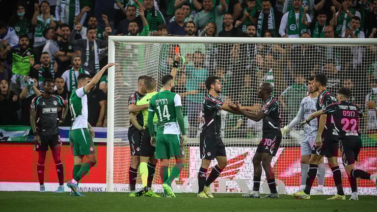 גרינפלד מוציא אדום לאספרייה (צילום: עוז מועלם) גרינפלד מוציא אדום לאספרייה