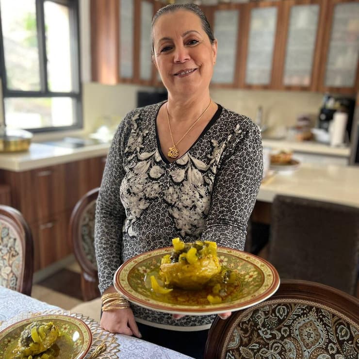אסתר מכינה את המתכון המרוקאי המקורי עם רוטב כרפס (סלרי), כוסברה ושום. (צילום: איה סגל) אסתר מכינה את המתכון המרוקאי המקורי עם רוטב כרפס (סלרי), כוסברה ושום.