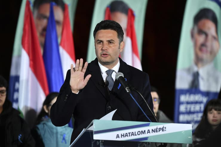  פיטר מארקי-זאי מנהיג רשימת האופוזיציה המאוחדת ב בחירות הונגריה בנאום שבו הודה בהפסד ב בודפשט