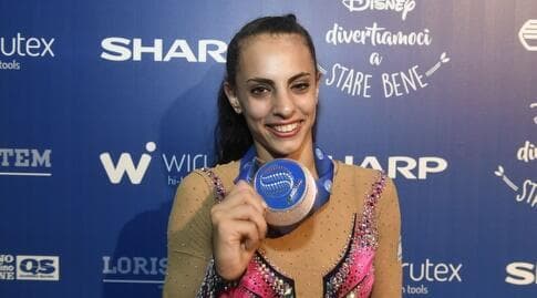 לינוי אשרם עם המדליה הראשונה באליפות העולם