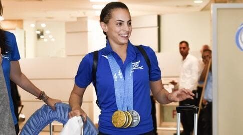 לינוי אשרם חוזרת לארץ עם השלל