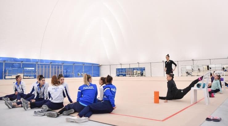 לינוי אשרם והמתעמלות באוהל המיוחד שהוקם בווינגייט