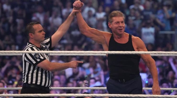 וינס מקמהון אחרי הניצחון (רויטרס) וינס מקמהון אחרי הניצחון