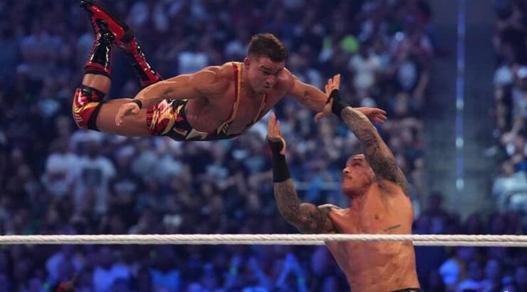 אורטון וה-RKO באוויר (רויטרס) אורטון וה-RKO באוויר