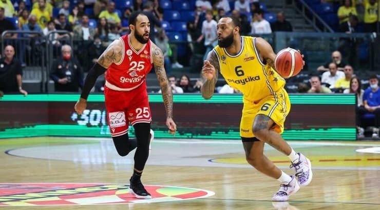 דריק וויליאמס מול רוני הארל