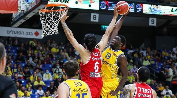 קיירי תומאס נחסם על ידי סשה קיליה-ג'ונס