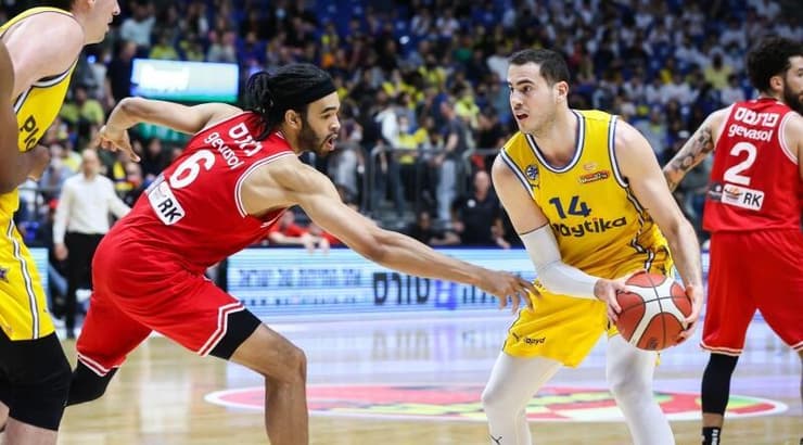 עוז בלייזר מול סשה קיליה-ג'ונס