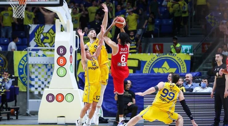 סשה קיליה-ג'ונס זורק