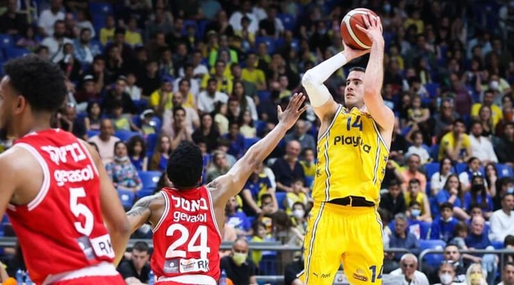 עוז בלייזר זורק