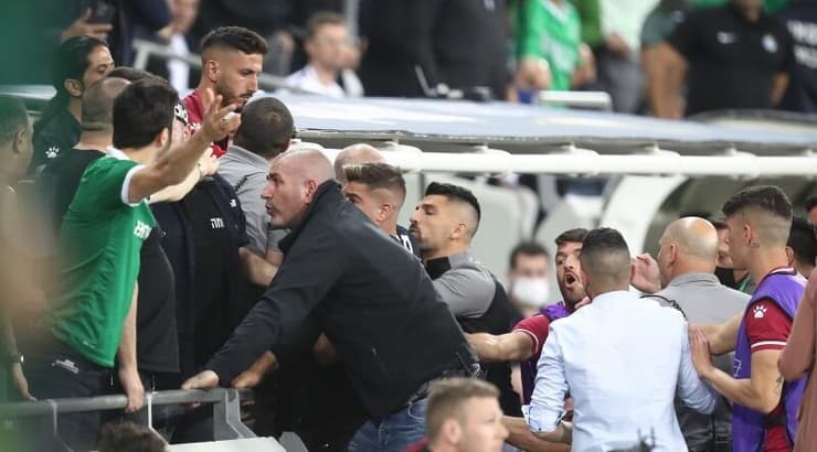 אנשי הספסל של הפועל באר שבע בעימות עם אוהדי מכבי חיפה