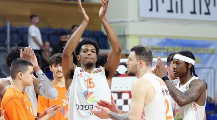 שחקני ראשון לציון חוגגים (לילך וויס-רוזנברג) שחקני ראשון לציון חוגגים