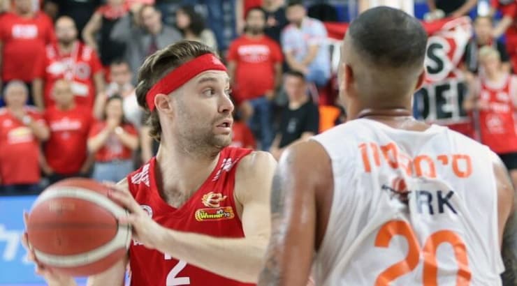 דיימון סימפסון שומר על ווילי וורקמן (לילך וויס-רוזנברג) דיימון סימפסון שומר על ווילי וורקמן