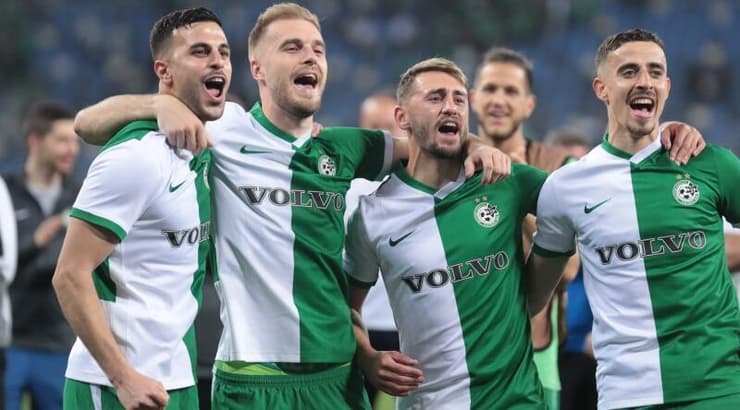 שחקני מכבי חיפה חוגגים ניצחון יקר