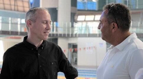 חילי טרופר עם סימון דוידסון