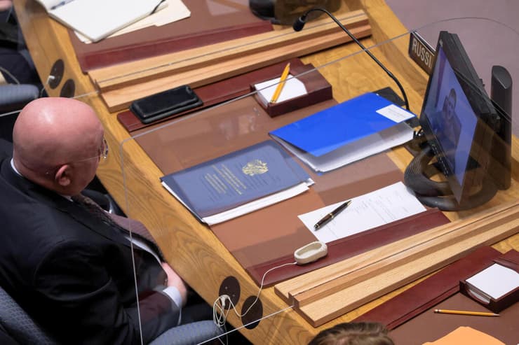 שגריר רוסיה ב או"ם וסילי נבנזיה בזמן נאום נשיא אוקראינה וולודימיר זלנסקי בפני מועצת הביטחון