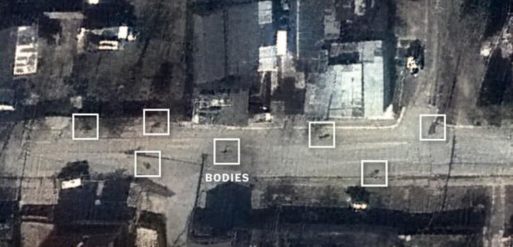 צילום לוויין של Maxar פורסם ב ניו יורק טיימס גופות של אזרחים ב רחובות בוצ'ה ב אמצע מרץ