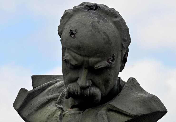 בורודיאנקה אוקראינה פסל של איש תרבות עם חור קליע