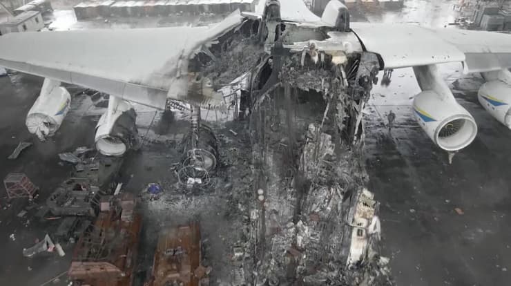 שברי מטוס אנטונוב בשדה תעופה בהוסטומל אוקראינה