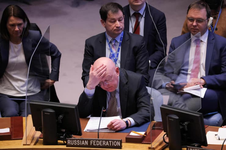 שגריר רוסיה ב או"ם וסילי נבנזיה בזמן נאום נשיא אוקראינה וולודימיר זלנסקי בפני מועצת הביטחון