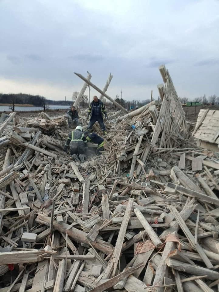 אוקראינה אישה מחולצת בחיים מהריסות אחרי הפצצה של רוסיה ב רוביז'נה שבאזור לוהנסק