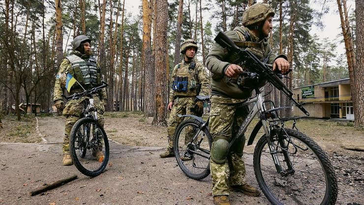 חיילי קומנדו 112 מפטרלים על אופניים
