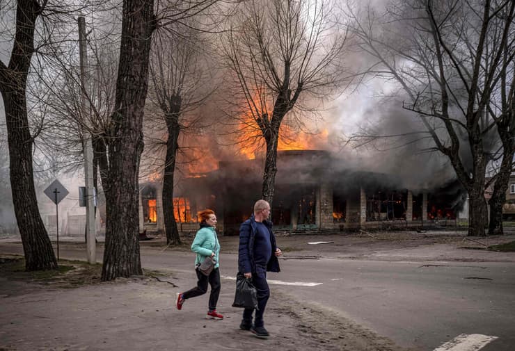 בית בוער בעקבות תקיפות של רוסיה בסוורודונצק 