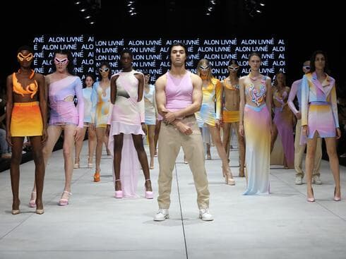 מרגי בבגד גוף ורוד בתצוגה של אלון ליבנה בשבוע האופנה קורנית תל אביב 2022